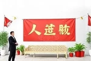 跨市班车停运公示栏前的排队人群